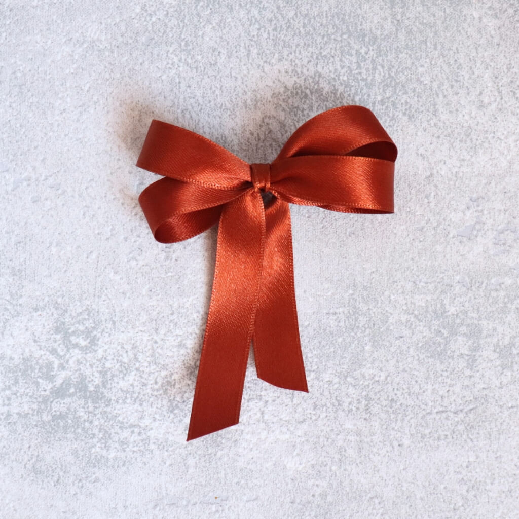 Saténová stuha 15 mm – rezavá, elegantní doplněk pro tvoření a dekorace